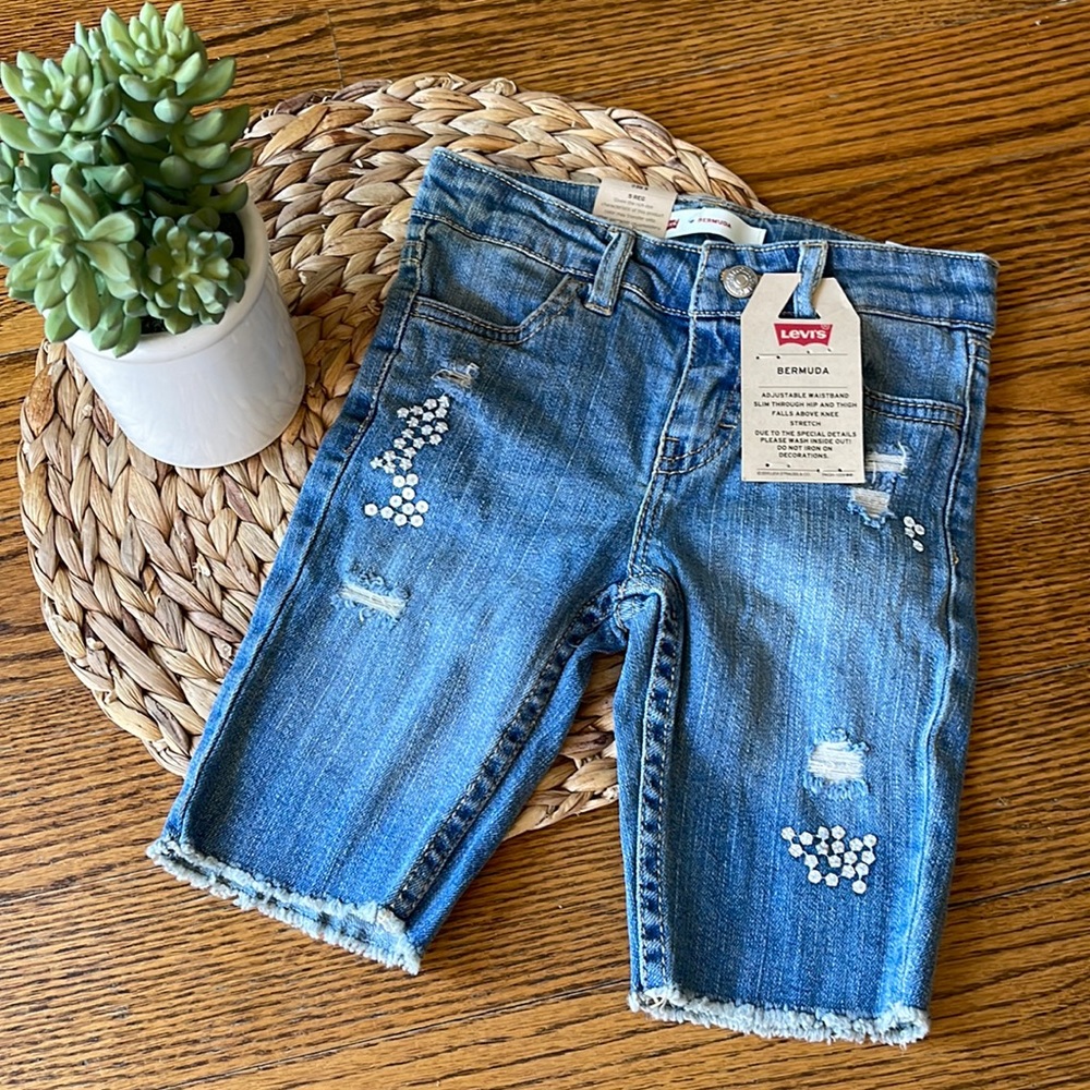 Levi’s Bermuda Shorts!!